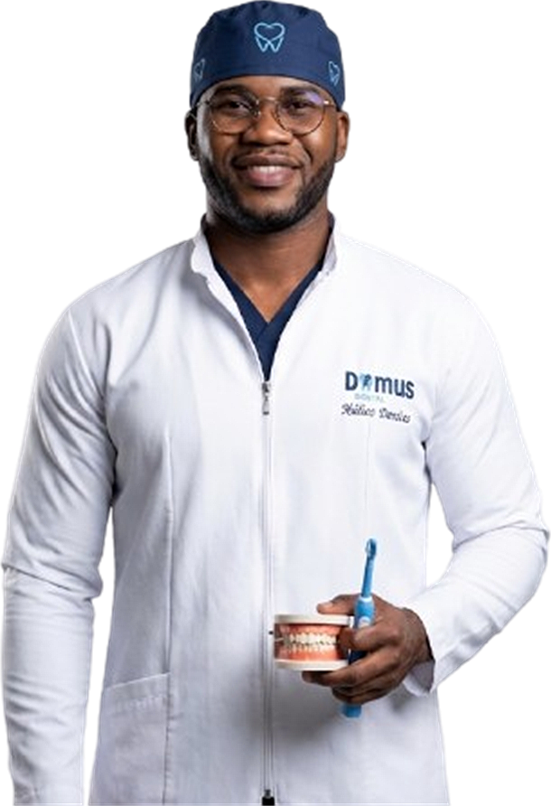 Dr. Gervásio Bravo da Rosa, médico dentista da Domus Dental, de bata branca com modelo dentário na mão
