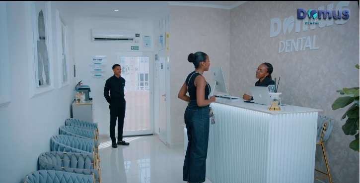Receção da Domus Dental, com uma paciente a ser atendida ao balcão